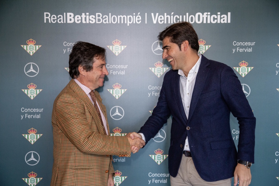 Imagen de la firma del acuerdo entre Mercedes y el Betis