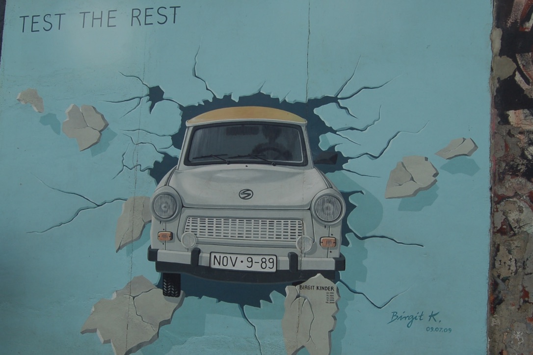 Uno de los grafitis más populares de la East Side Gallery de Berlín con el Trabant de protagonista.