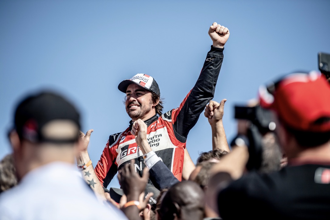 Fernando Alonso rozó la victoria en dos etapas en su debut en el Dakar.