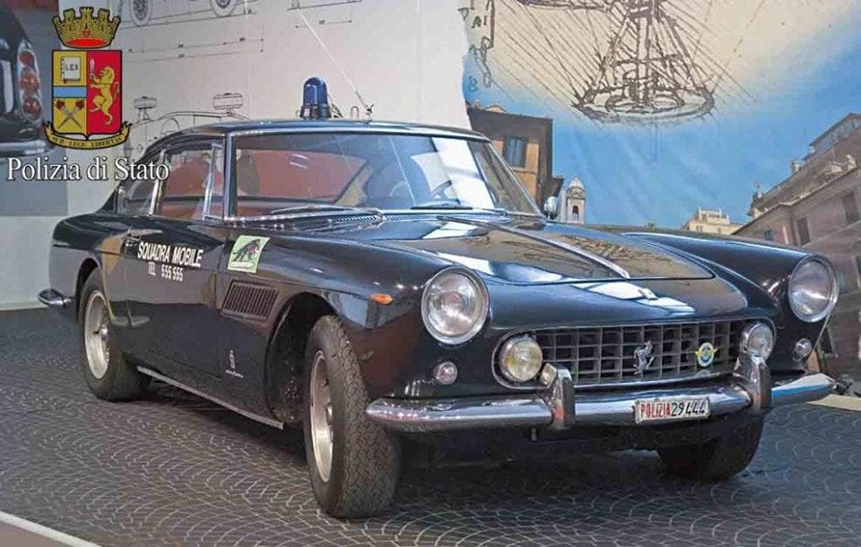 El 250 GTE de la Squadra Mobile.