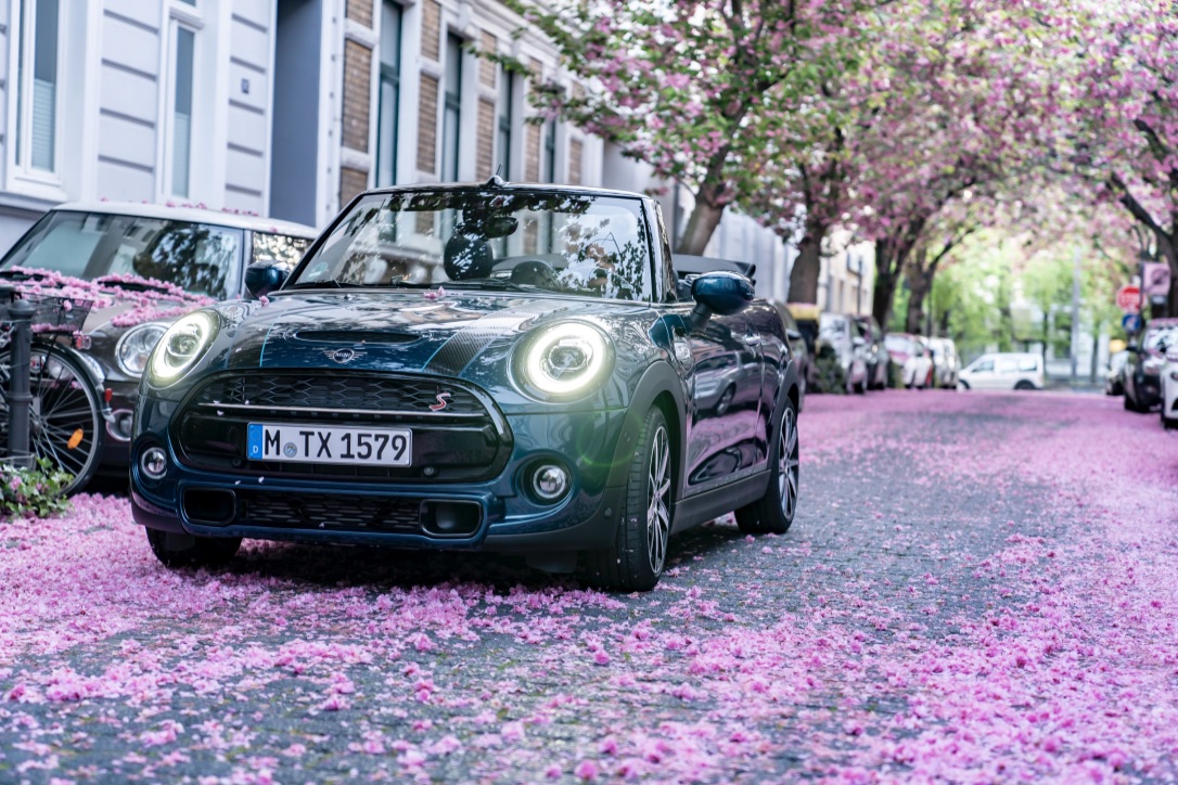 Mini Cabrio Sidewalk.