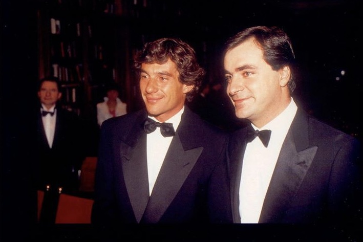 Carlos Sainz junto a Ayrton Senna.