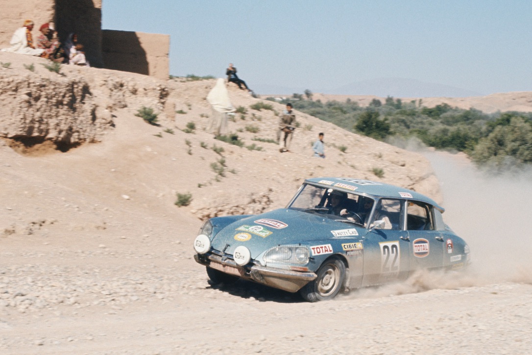 Un Citroen DS en el Rally de Marruecos.