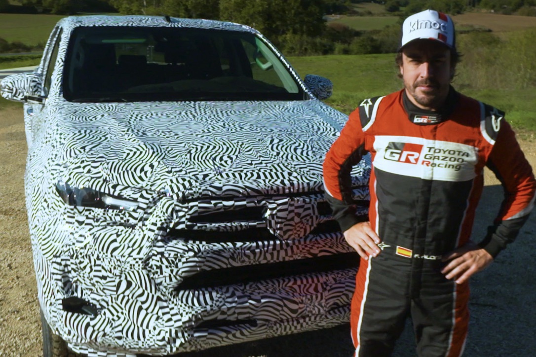 Alonso y la nueva Hilux camuflada.