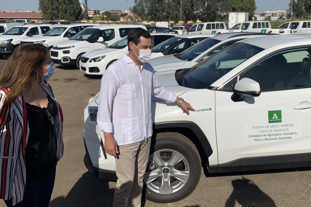 Juan Manuel Moreno con uno de los nuevos vehículos de la Junta.
